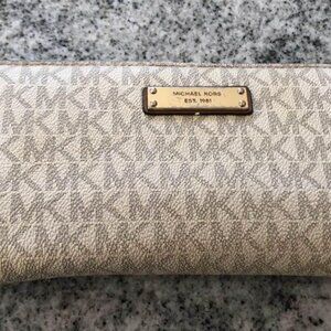 Authentic Michael Kors Wristlet
